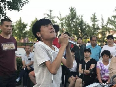 ​命运以痛吻我，我仍报之以歌，残疾歌手王亮路边演唱，引众人围观