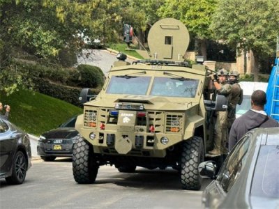 ​豪宅被搜，儿子短暂被拘，飞机被拦截！美国说唱歌手“吹牛老爹”