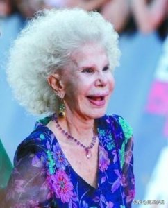 ​阿尔贝女公爵：整容整成猴，小24岁公务员对她一见钟情，85岁再婚