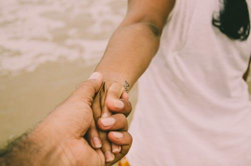 男人不想真分手的表现 男人不想真分手的表现