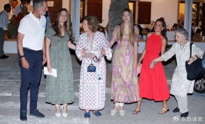 ​西班牙公主姐妹花陪祖母吃饭，双双变壮了，50岁王后却坚持精瘦