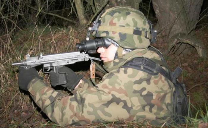 “乌兹”冲锋枪性能优异，为何会从军中退役？