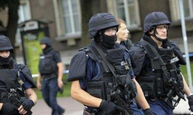 “乌兹”冲锋枪性能优异，为何会从军中退役？