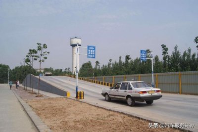 ​科目二半坡起步的技巧(科目二考试半坡起步技巧及注意点)