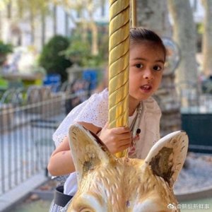 ​梁咏琪4岁混血女儿坐旋转木马，五官精致，稳稳地小美女