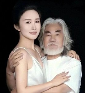 ​74岁张纪中当众骂老婆，这一次，老夫少妻的残酷现实藏不住了