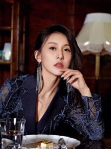 ​贾青：娱乐圈中闪耀的个性之光