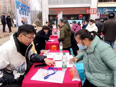​光谷这场社区招聘会上，招聘单位推出定制岗位专供困难家庭