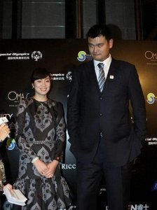 ​姚明老婆每晚睡觉提心吊胆，400斤丈夫负担重，叶莉苗条又清纯