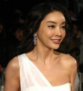 ​为了留在娱乐圈, 她一床陪睡四人, 因潜规则她和弟弟都自杀!