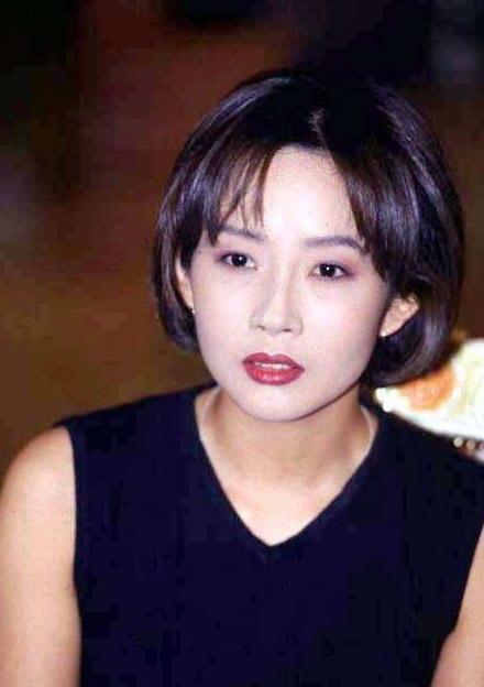 为了留在娱乐圈, 她一床陪睡四人, 因潜规则她和弟弟都自杀!