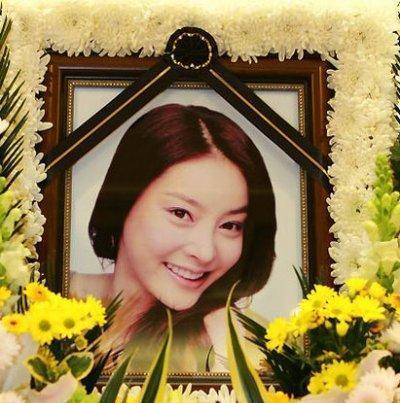 为了留在娱乐圈, 她一床陪睡四人, 因潜规则她和弟弟都自杀!