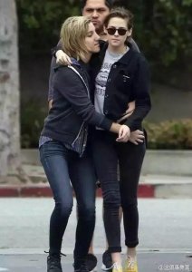 ​《暮光之城》女主角向女友求婚成功