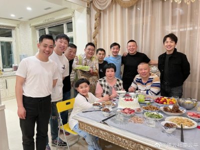 ​郭德纲老婆庆生照曝光：一家四口罕见同框 郭麒麟笑容灿烂