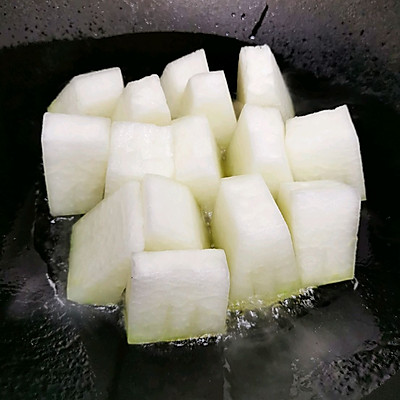 红烧冬瓜的做法 家常（赛过红烧肉的美味家常红烧冬瓜）