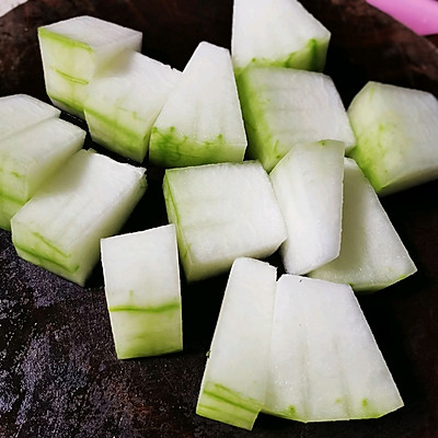 红烧冬瓜的做法 家常（赛过红烧肉的美味家常红烧冬瓜）