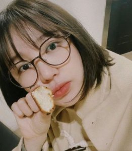 ​39岁尹恩惠晒穿搭日常：短发眼镜显俏皮