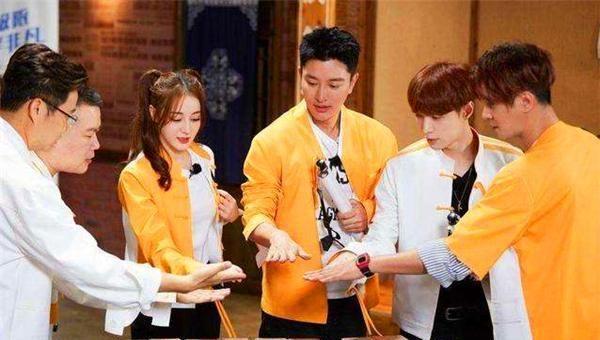 《极限挑战6》嘉宾遭曝光，男人帮大换血，迪丽热巴加入引发争议