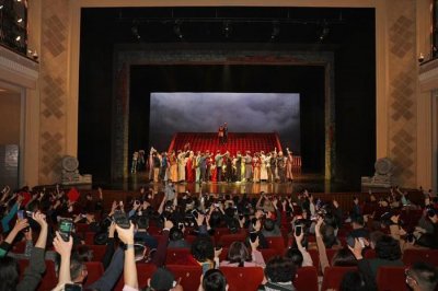 ​《正红旗下》首演开门红，冯远征喜极而泣