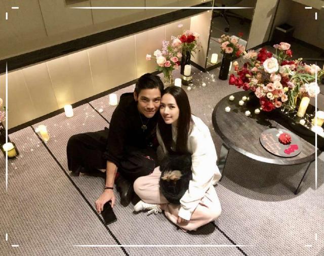 向佐郭碧婷同游尼泊尔，穿情侣装甜蜜牵手，是准备全世界撒狗粮？