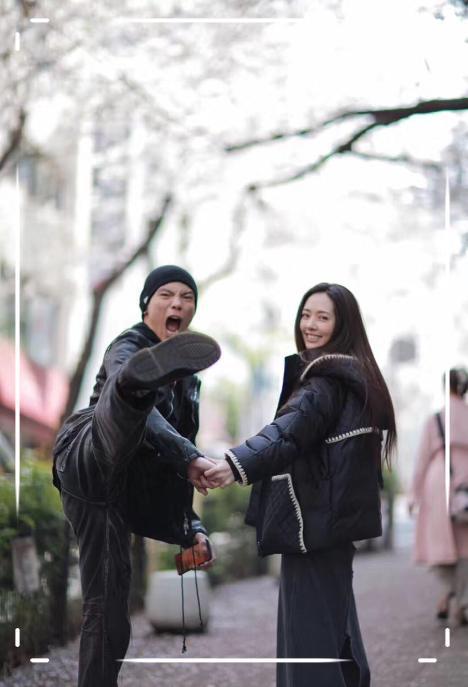 向佐郭碧婷同游尼泊尔，穿情侣装甜蜜牵手，是准备全世界撒狗粮？