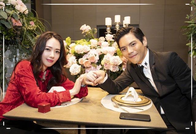 向佐郭碧婷同游尼泊尔，穿情侣装甜蜜牵手，是准备全世界撒狗粮？