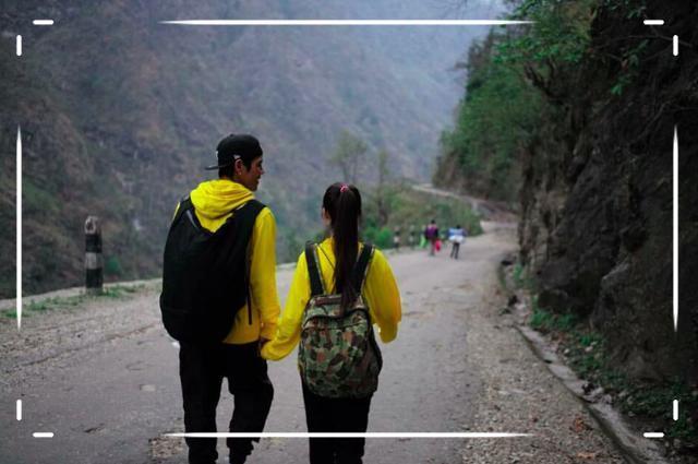 向佐郭碧婷同游尼泊尔，穿情侣装甜蜜牵手，是准备全世界撒狗粮？