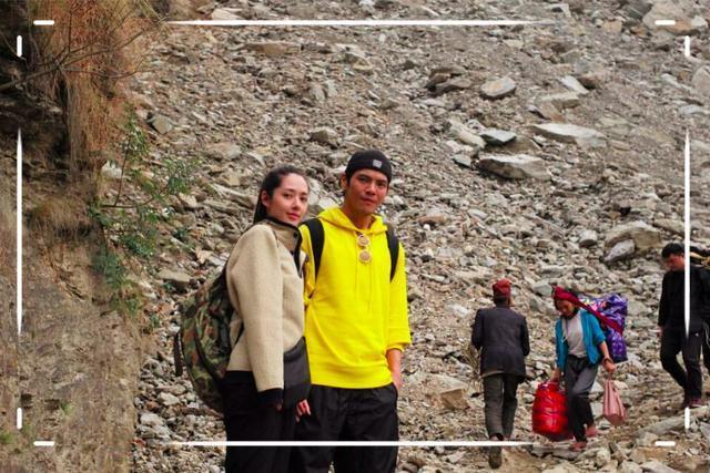 向佐郭碧婷同游尼泊尔，穿情侣装甜蜜牵手，是准备全世界撒狗粮？