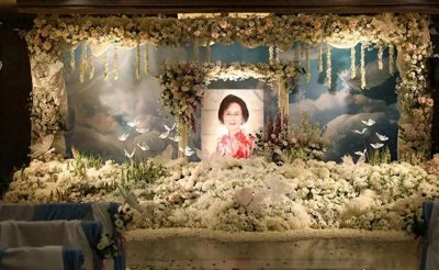 ​琼瑶离世，粉丝不舍齐聚送行，致敬爱情女神的最后一程