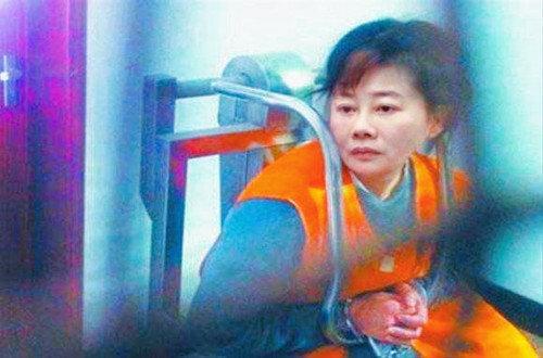 她曾是央视最风光的主持人，节目中意外走光，被调查后不知去向