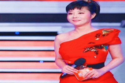 ​她曾是央视最风光的主持人，节目中意外走光，被调查后不知去向