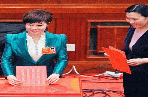 她曾是央视最风光的主持人，节目中意外走光，被调查后不知去向