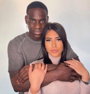 ​巴神恋爱了！INS官宣女友合照，附文：愿我们永远相爱