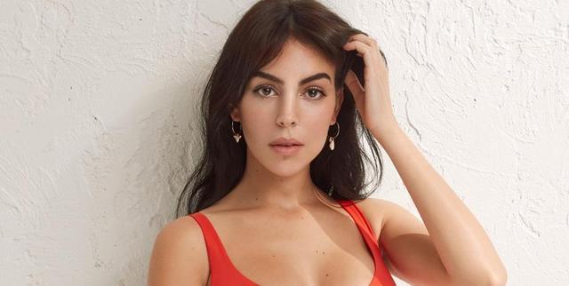 C罗携性感准娇妻出席活动，丰满身材长腿，为睡觉舒适穿内衣