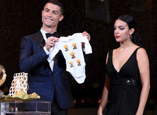 C罗携性感准娇妻出席活动，丰满身材长腿，为睡觉舒适穿内衣