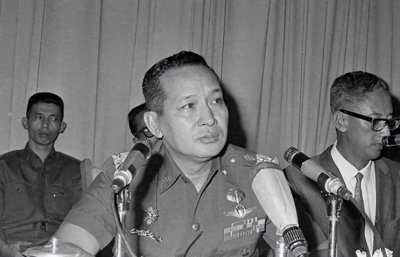 ​“世界首贪”苏哈托：贪污350亿美元，屠杀30万华人，活到87岁！