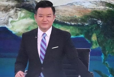 李佳明因《开心辞典》爆火,但31岁离开央视,今48岁主持军事节目