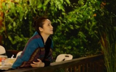 59岁央视主持徐俐晒近照太优雅,二婚嫁名门,曾离异独自抚养儿子