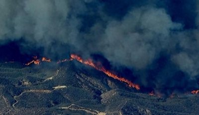 ​美国加州新爆发山火迅速蔓延，约1.9万人被强制疏散