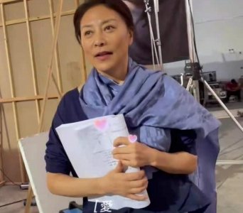 ​58岁岳红近照曝光，身轻如燕气质出众，一双长腿又细又直似少女