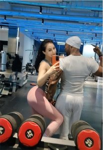 ​侯耀华女徒近照被曝光，健身房与肌肉男亲密合照