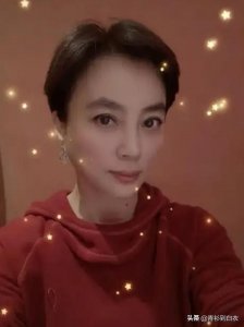 ​57岁的李玲玉，离婚至今单身，与混血儿子同框似“姐弟”