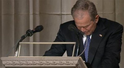 ​小布什出席葬礼强忍泪水 轻拍父亲灵柩