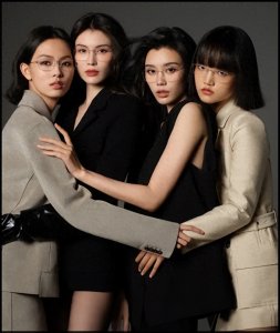 ​【时尚焦点】奚梦瑶何穗穿比基尼惊艳亮相，女性魅力尽显无疑！