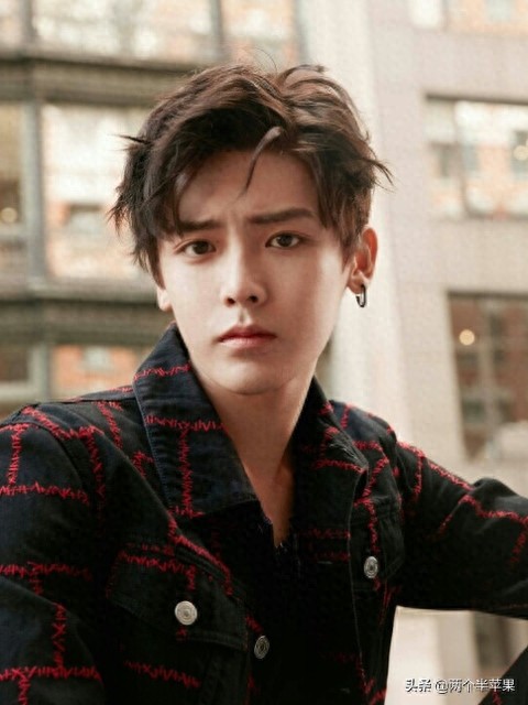 4版”吴邪“，前三位都是90后喜欢的帅哥，而他才是吴邪本人