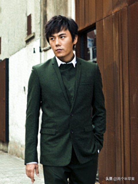 4版”吴邪“，前三位都是90后喜欢的帅哥，而他才是吴邪本人