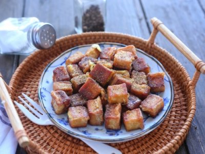 ​鱼豆腐这样吃，比烧烤简单，比火锅好吃，喷香诱人，两块钱做一盘