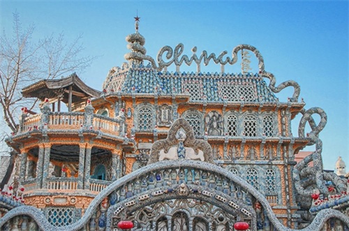 瓷房子由张连志设计，被称为一座价值连城的“中国古瓷博物馆”