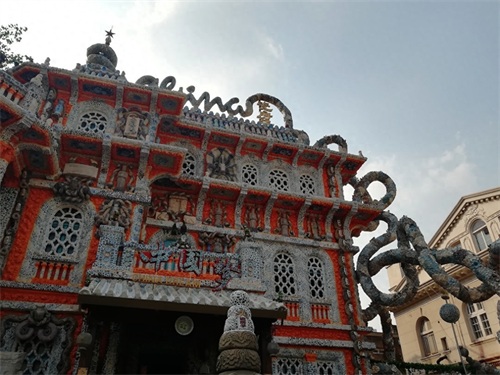 瓷房子由张连志设计，被称为一座价值连城的“中国古瓷博物馆”