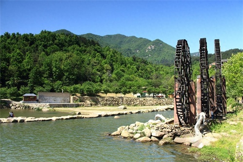 龙水湖景区地处山峰层叠、景色秀丽的西山麓下，延绵约10公里